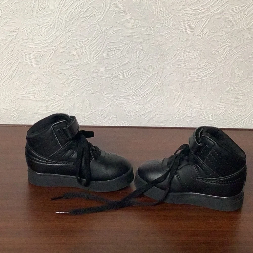 FILA - Sz 6 (baby) - high top sneakers - black - with laces & hook / loop